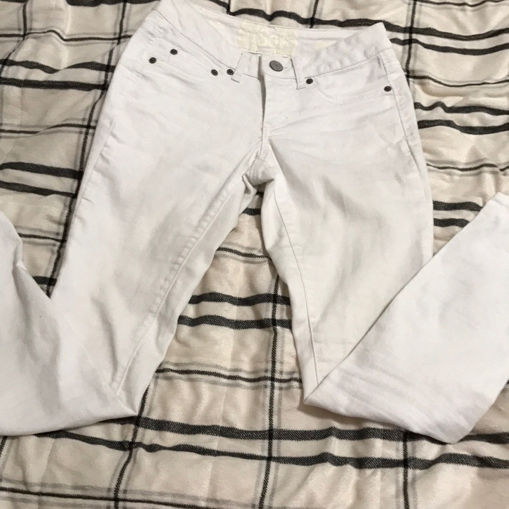 White skinny jeans